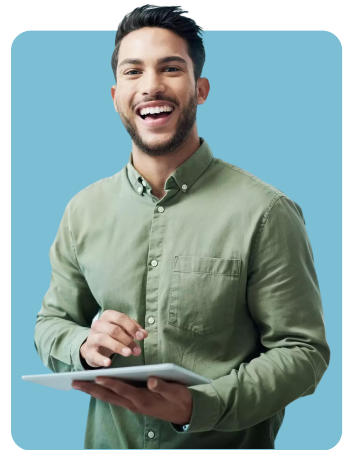 Homem sorrindo olhando o tablet