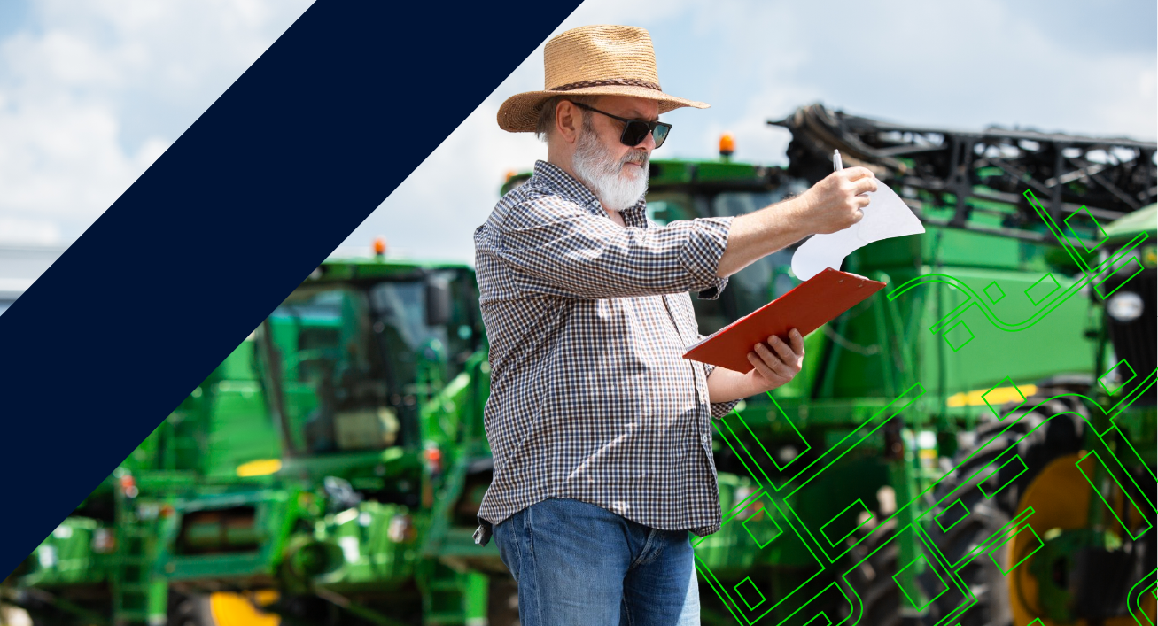 Na imagem, um homem branco, idoso, fazendo um checklist de uma máquina agrícola.