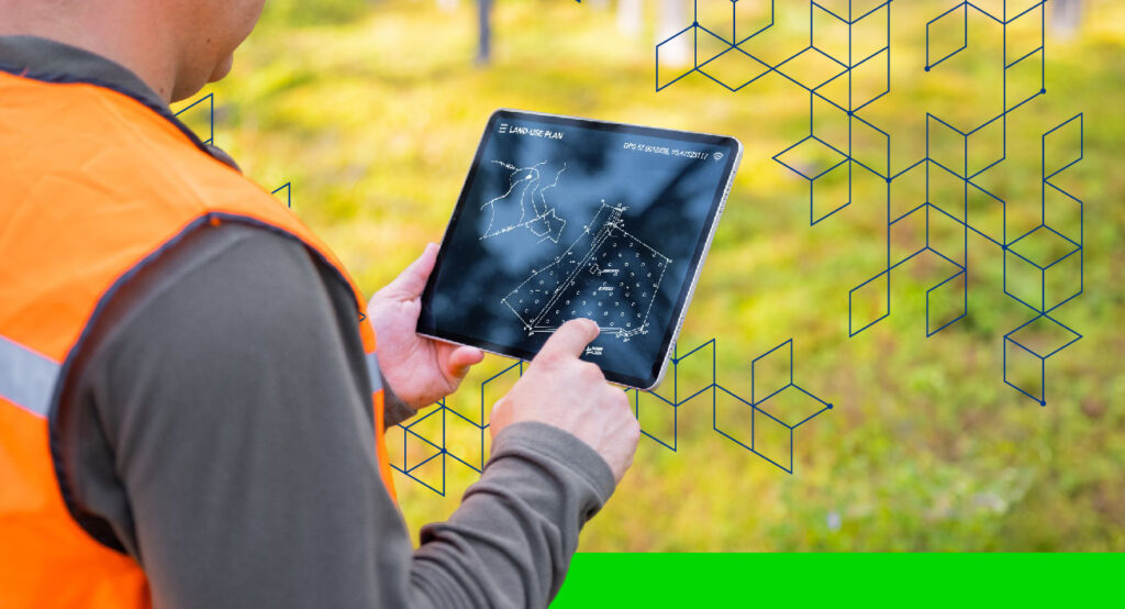 uma homem utilizando um tablet em um ambiente florestal. Benefícios da gestão florestal