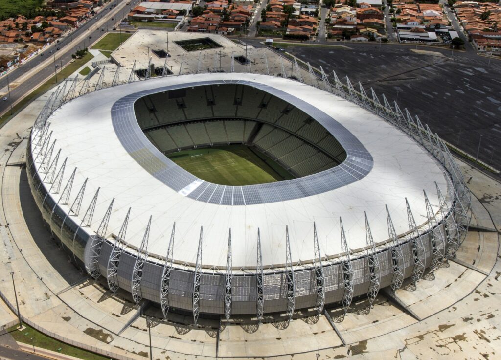 A Arena Castelão é o principal exemplo de construção sustentável no Brasil. Reformado para a copa de 2014, este foi o primeiro estádio na América Latina a receber o certificado LEED (concedido pela ONG americana U.S. Green Building Council).    O destaque fica por conta do reaproveitamento de estruturas existentes, consumo eficiente de água, descargas a vácuo, coleta de resíduos, controle de iluminação e fumaça, uso de materiais ecologicamente corretos e condicionamento de ar diferenciado.