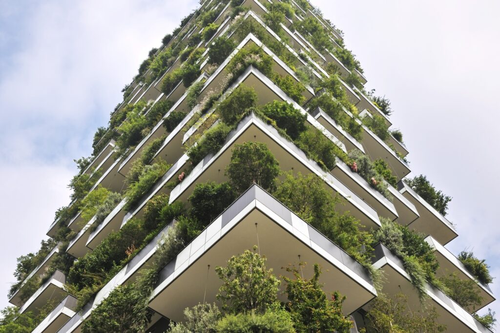 O Green building (edifício verde, em inglês) é um espaço que foi desenvolvido para levar benefícios econômicos, sociais e ambientais ao prédio, utilizando sustentabilidade em todas as fases da construção.   Este prédio residencial, localizado na cidade de Milão – Itália, usou materiais diferentes dos convencionais e disponibilizou áreas verdes em todos os apartamentos.    Este edifício verde proporcionou aos moradores, dentre outras coisas, a diminuição do desperdício de água, melhor qualidade de ar nos imóveis e conservação de recursos naturais. 